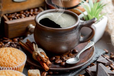 Eski bir arka planda koyu kahve çekirdekleri