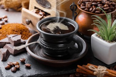 Eski bir arka planda koyu kahve çekirdekleri