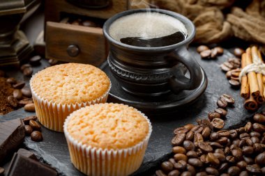 Eski bir arka planda koyu kahve çekirdekleri