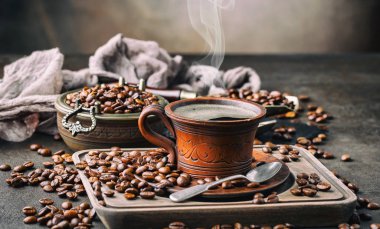 Eski bir arka planda koyu kahve çekirdekleri