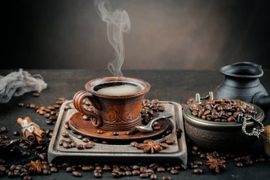 Eski bir arka planda koyu kahve çekirdekleri