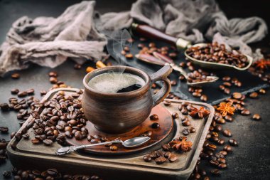 Eski bir arka planda koyu kahve çekirdekleri