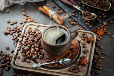 Eski bir arka planda koyu kahve çekirdekleri