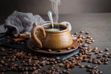 Eski bir arka planda koyu kahve çekirdekleri