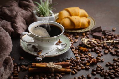 Eski bir arka planda koyu kahve çekirdekleri