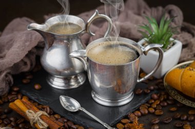 Eski bir arka planda koyu kahve çekirdekleri