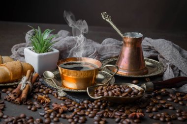 Eski bir arka planda koyu kahve çekirdekleri