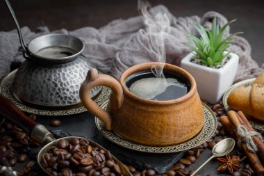 Eski bir arka planda koyu kahve çekirdekleri