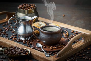 Eski bir arka planda koyu kahve çekirdekleri