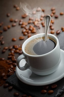 Eski bir arka planda koyu kahve çekirdekleri