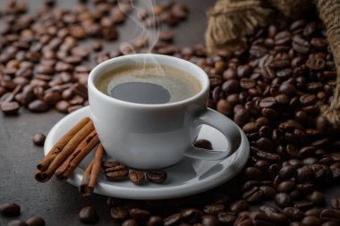 Eski bir arka planda koyu kahve çekirdekleri