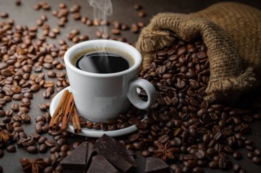 Eski bir arka planda koyu kahve çekirdekleri