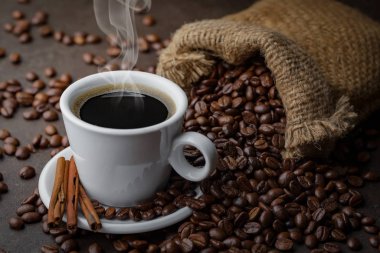 Eski bir arka planda koyu kahve çekirdekleri