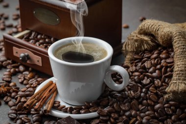 Eski bir arka planda koyu kahve çekirdekleri