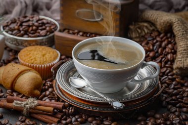 Eski bir arka planda koyu kahve çekirdekleri