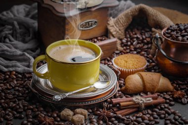 Kahve fincanda ve çay tabağında eski bir arka planda.