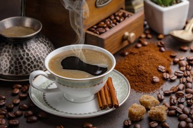 Kahve fincanda ve çay tabağında eski bir arka planda.