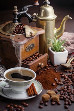 Kahve fincanda ve çay tabağında eski bir arka planda.