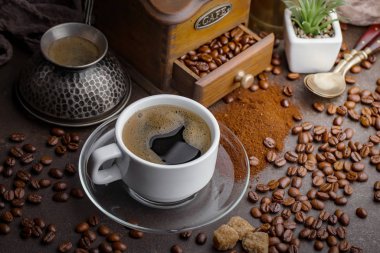 Kahve fincanda ve çay tabağında eski bir arka planda.