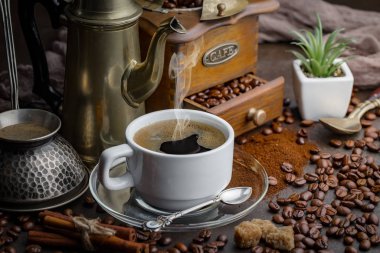 Kahve fincanda ve çay tabağında eski bir arka planda.