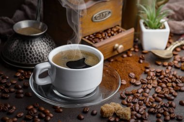 Kahve fincanda ve çay tabağında eski bir arka planda.