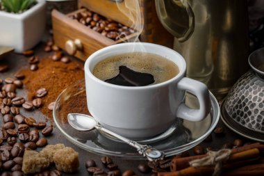 Kahve fincanda ve çay tabağında eski bir arka planda.