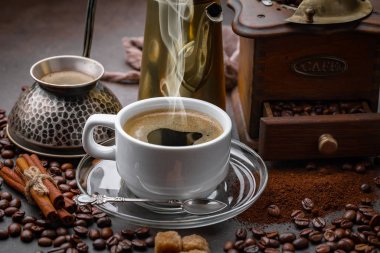 Kahve fincanda ve çay tabağında eski bir arka planda.