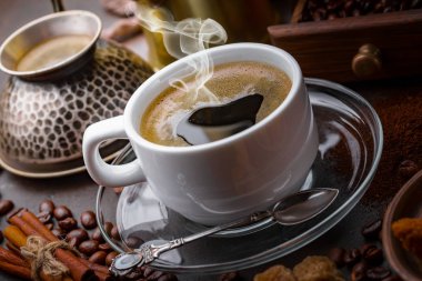 Kahve fincanda ve çay tabağında eski bir arka planda.