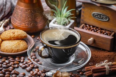 Kahve fincanda ve çay tabağında eski bir arka planda.