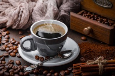 Kahve fincanda ve çay tabağında eski bir arka planda.