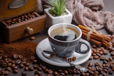 Kahve fincanda ve çay tabağında eski bir arka planda.