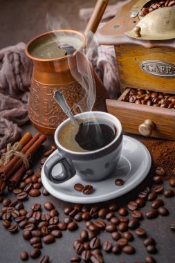 Kahve fincanda ve çay tabağında eski bir arka planda.