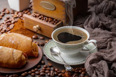 Kahve fincanda ve çay tabağında eski bir arka planda.