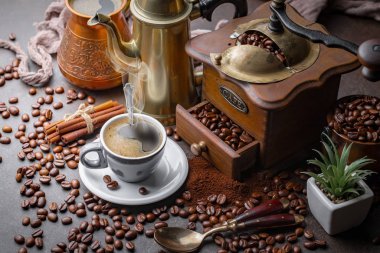 Kahve fincanda ve çay tabağında eski bir arka planda.