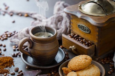 Kahve fincanda ve çay tabağında eski bir arka planda.