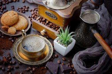 Eski bir arka planda kompozisyonda bir masada sade kahve.