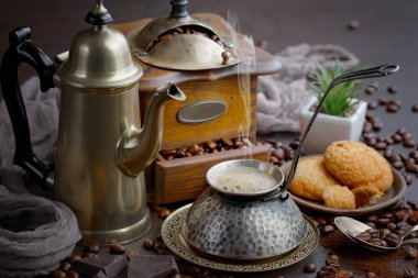 Eski bir arka planda kompozisyonda bir masada sade kahve.