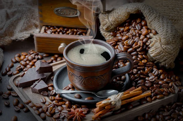 Schwarze Kaffeebohnen Auf Altem Hintergrund — Stockfoto