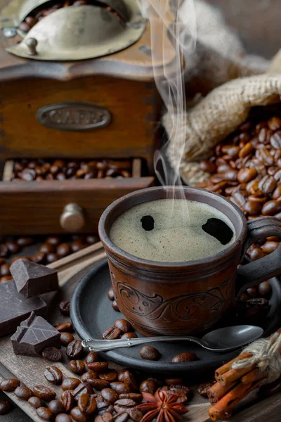 Zwarte Koffiebonen Een Oude Achtergrond — Stockfoto