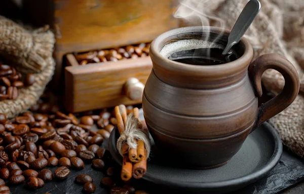 Schwarze Kaffeebohnen Auf Altem Hintergrund — Stockfoto