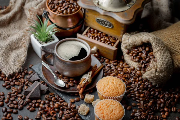 Schwarze Kaffeebohnen Auf Altem Hintergrund — Stockfoto
