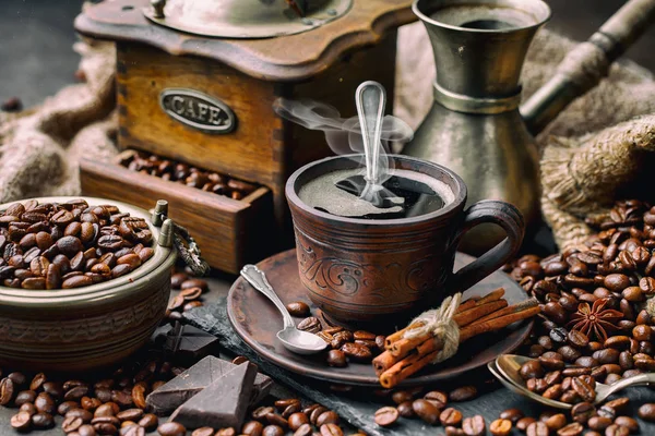 Schwarze Kaffeebohnen Auf Altem Hintergrund — Stockfoto