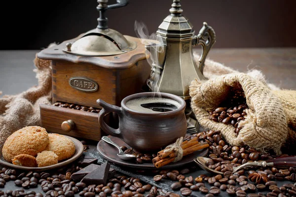 Eski Bir Arka Planda Koyu Kahve Çekirdekleri — Stok fotoğraf