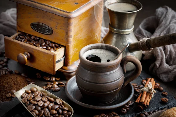 Zwarte Koffiebonen Een Oude Achtergrond — Stockfoto
