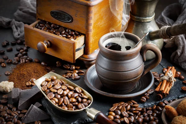 Zwarte Koffiebonen Een Oude Achtergrond — Stockfoto