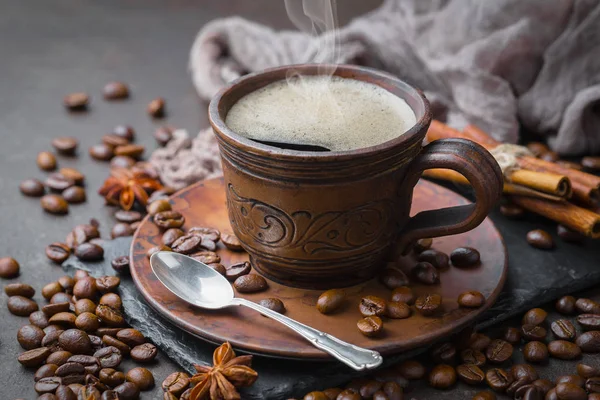 Schwarze Kaffeebohnen Auf Altem Hintergrund — Stockfoto