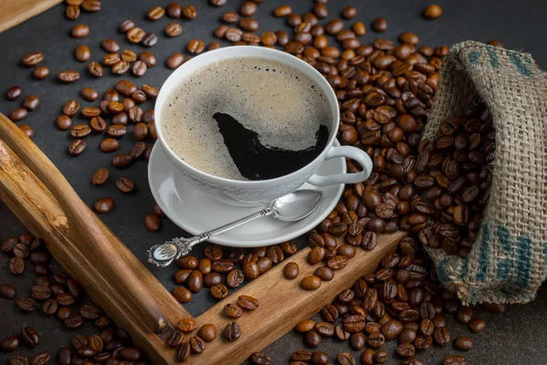 Schwarze Kaffeebohnen Auf Altem Hintergrund — Stockfoto