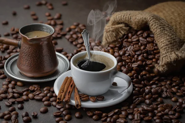 Schwarze Kaffeebohnen Auf Altem Hintergrund — Stockfoto