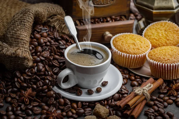 Schwarze Kaffeebohnen Auf Altem Hintergrund — Stockfoto