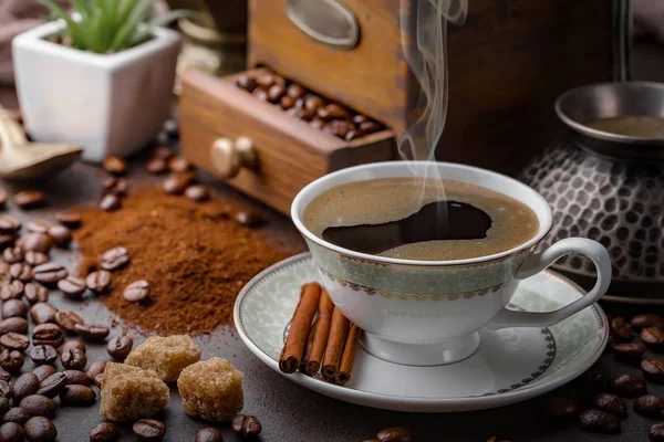 Kahve Fincanda Çay Tabağında Eski Bir Arka Planda — Stok fotoğraf